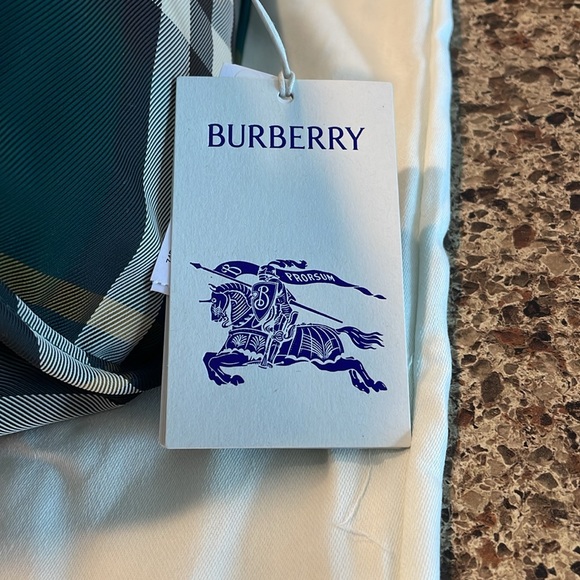 NWT BURBERRY GREEN DUFFLE BAG - Picture 4 of 7